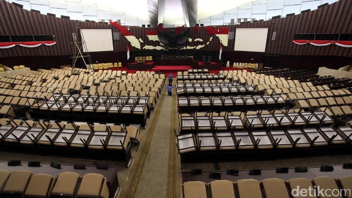 Saat DPR Bersolek untuk Sambut Raja Salman