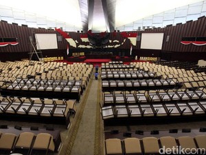 Saat DPR Bersolek untuk Sambut Raja Salman