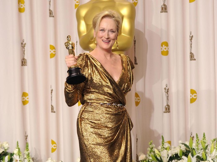 Aktris Meryl Streep di Oscars HOLLYWOOD, CA - FEBRUARY 26: Actress Meryl Streep, winner of the Best Actress Award for The Iron Lady, poses in the press room at the 84th Annual Academy Awards held at the Hollywood & Highland Center on February 26, 2012 in Hollywood, California. (Photo by Jason Merritt/Getty Images)