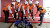 (Ki-ka) Chief Operation Officer (COO) PT. Bakrie Pangripta Loka, Donny Wijaya bersama Director PT. Bakrie Pangripta Loka Andre R Makalam, Chief Design & Construction Officer (CDCO) PT. Bakrie Pangripta Loka Windoko, Chief Finance Officer (CFO) PT. Bakrie Pangripta Loka Agus Susilo dan Dirut PT. Nuansa Asri Selaras Sofyan Nudin saat melakukan topping off sentra timur comercial park 8, Jakarta, Kamis (23/2/2017).