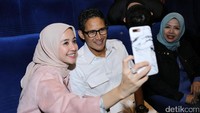 Salah satu pemeran film SYTD 2, Laudya Chyntia Bella juga mengajak Sandiaga Uni untuk berfoto bersama.