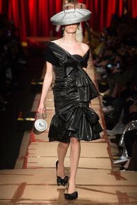 Foto: Ketika Sampah Jadi Inspirasi Fashion Mewah ala Moschino