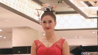 Iis Dahlia juga tampil dengan gaun merah. Pool/Ismail/detikFoto.