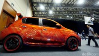 Motif-motif etnik khas Indonesia juga memenuhi bodi mobil.