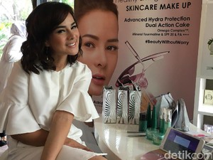 Astrid Tiar Tak Bisa Hidup Tanpa Alat Kosmetik yang Satu Ini