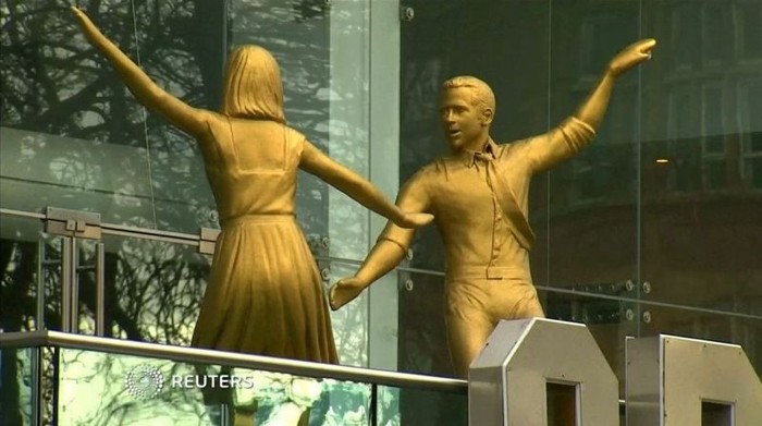 Patung Emas La La Land Muncul di London