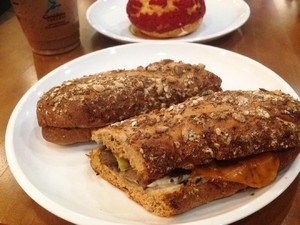 Caribou: Bersantai Menikmati Steak Sandwich Enak Bersama Turtle Mocha