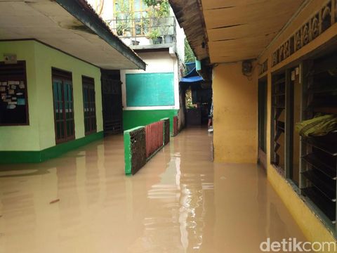  Banjir merendam permukiman warga di Jl Kampung Baru, Pondok Pinang, Jakarta Selatan, Jumat (24/2/2017)