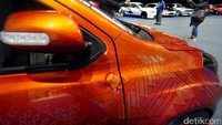 Mantan Presiden Susilo Bambang Yudhoyono juga nampang di sisi mobil.
