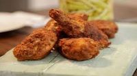 Keseruan Gordon Ramsay Memasak 'Buttermilk Fried Chiken' Bersama Putranya