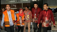 Samsu Umar Abdul Samiun dan Sri Hartini keluar gedung KPK dengan memakai rompi tahanan.