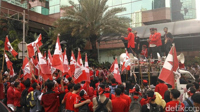 Massa GMNI berdemo di kantor Freeport dan Kementerian ESDM, Jumat (24/2/2017)
