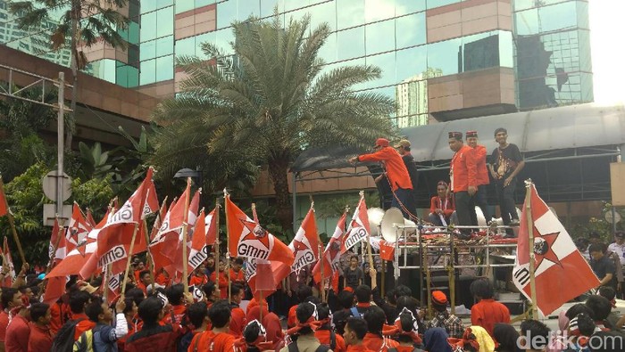 Massa GMNI berdemo di kantor Freeport dan Kementerian ESDM, Jumat (24/2/2017)