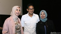 Ia tampak ditemani oleh sang istri tercinta, Nur Asia.