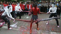 Aksi teatrikal tersebut dilakukan sebagai bentuk protes.