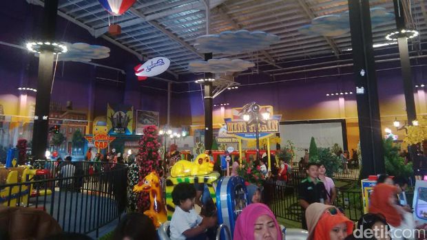 Resmikan Transmart Rungkut, Risma: Surabaya Makin Berkembang