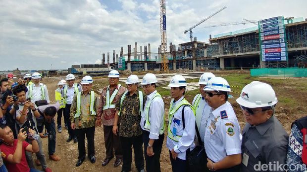 Menhub Budi Karya Sumadi, bersama Gubernur Jabar, Ahmad Heryawan meninjau progres pembangunan BIJB Kertajati