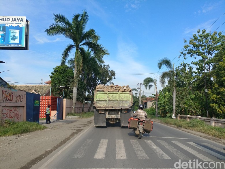 Ngeri, Truk Bermuatan Penuh Batu di Cirebon Ini Sangat Membahayakan Ngeri, Truk Bermuatan Penuh Batu di Cirebon Ini Sangat Membahayakan
