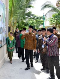 Terima Gelar Pemimpin Besar Maluku, Jokowi Kenakan Jubah