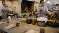 Restoran Freds cepat populer karena memiliki konsep open kitchen alias dapur terbuka. Kita bisa melihat chef-chef bertugas sesuai dengan mejanya. Traveler pun bisa makan tepat di depan chef yang sedang bertugas (Wahyu/detikTravel)