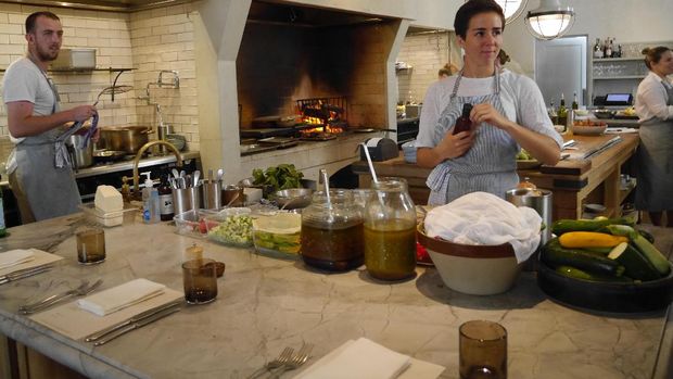Di dapur Fred's, kita bisa melihat chef-chef ini beraksi (Wahyu/detikTravel)