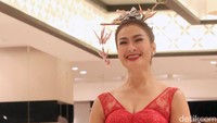 Ia terlihat sangat ceria saat memeragakan busana tersebut. Pool/Ismail/detikFoto.