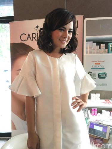 Astrid Tiar 'Tak Bisa Hidup' Tanpa Alat Kosmetik yang Satu Ini