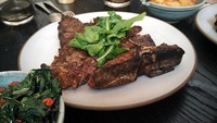 Soal hidangan, Freds punya banyak pilihan yang lezat. Terutama, hidangan steaknya, yaitu T-Bone steak seberat 750 gram. Satu steak ini bisa dinikmati 2-3 orang sekaligus (Wahyu/detikTravel)