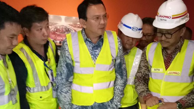 Ahok melihat miniatur Velodrome.