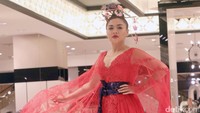 Ia terlihat menawan dengan gaun merah. Pool/Ismail/detikFoto.