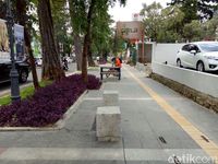 Sayang Trotoar Dago yang Sudah Cantik Tidak Dilengkapi Tong Sampah