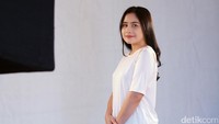 Senyum manisnya kala berpose di depan kamera. (Dok. detikHOT)