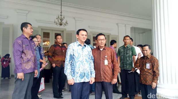 Ahok dengan ramah melayani permintaan foto bersama warganya.