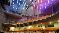 Instalasi lampu-lampu serta bentuk tempat duduk yang dibuat bertingkat di teater yang berlokasi di Hamer Hall, Art Centre Melbourne, Melbourne, Australia.