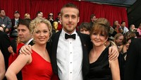Ryan Gosling hadir pertama kali pada ajang Oscar ke-79 di tahun 2007 bersama adik dan ibunya. Frazer Harrison/Getty Images/detikFoto.