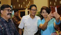 Kehadirannya membuat para penonton yang hadir menjadi heboh untuk mengajaknya berswafoto.