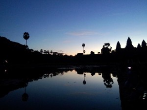 Cantiknya Sunrise Khas Indochina di Angkor Wat