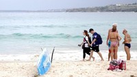Pantai Bondi di Sydney memang tidak pernah membosankan untuk dikunjungi. Pantai cantik berpasir putih ini jadi favorit wisatawan untuk liburan di Sydney. Tercatat ribuan wisatawan datang ke pantai ini setiap harinya (Wahyu/detikTravel)