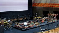 Tampak set gamelan sudah siap di panggung yang sering diisi oleh penampilan opera-opera berkelas dunia.