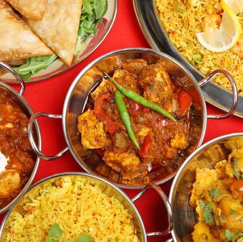 6 Makanan yang Perlu Dihindari Saat Kencan Pertama