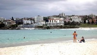 Jangan heran meski dikunjungi banyak orang, tetapi Pantai Bondi masih tetap bersih seakan tanpa noda. Kalau liburan ke Sydney wajib rasanya mampir ke Pantai Bondi (Wahyu/detikTravel)