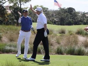 Habiskan Waktu Bermain Golf, Donald Trump Disentil Hillary