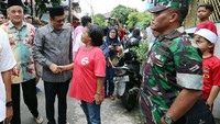 Dengan pengawalan aparat, ia terjun langsung menyapa warga untuk mendengarkan saran dan keluhan dari masyarakatnya. 