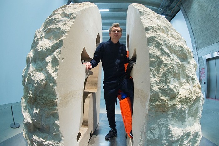 Aksi Seniman  Prancis Dimakamkan dalam Batu Kapur