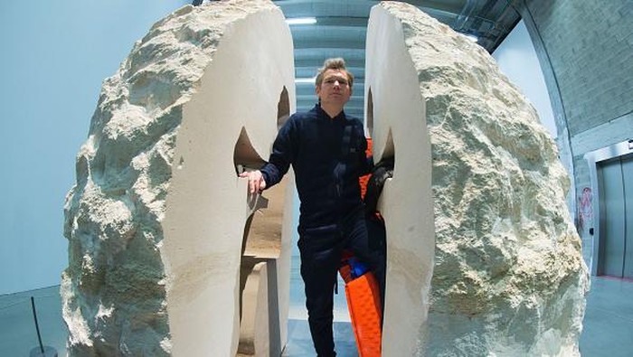 Sepekan Setelah Dimakamkan dalam Batu, Ini Reaksi Seniman Prancis