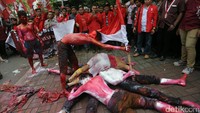 Mahasiswa dengan cat putih digambarkan sebagai pihak Freeport, sementara mahasiswa dengan cat merah divisualisasikan sebagai warga Indonesia. Di akhir teatrikal, Freeport akhirnya tumbang dengan bendera merah putih di atasnya.