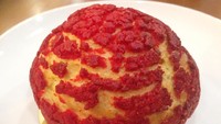 Red Cream Puff punya permukaan cukup renyah dengan bagian dalam empuk ringan. Untuk krimnya sendiri rasanya seperti whipped cream beraroma vanilla. Manisnya pas, tidak berlebihan. 