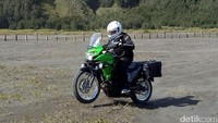 Pengujian di Bromo dengan medan bergelombang dan berpasir. Kawasaki Versys-X 250 pun mampu menaklukkan jalur berpasir.