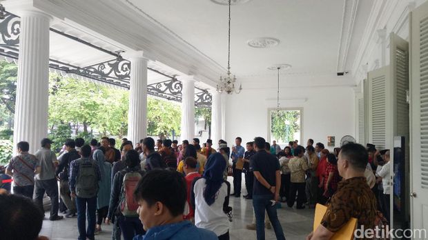 Warga ramai berdatangan ke Gedung Balai Kota.