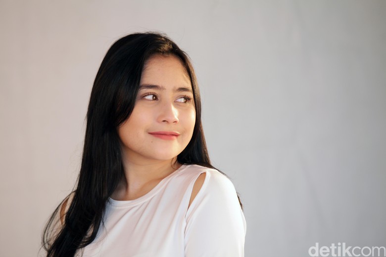 Di Tengah Syuting, Prilly Latuconsina Masih Sibuk Foto 